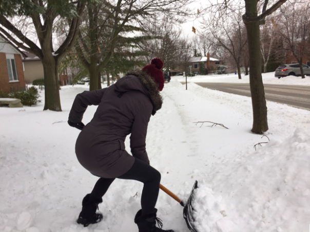 A snow-friendly squat – at this moment when you are getting under the snow, take a nice inhale with a relaxed pelvic floor
